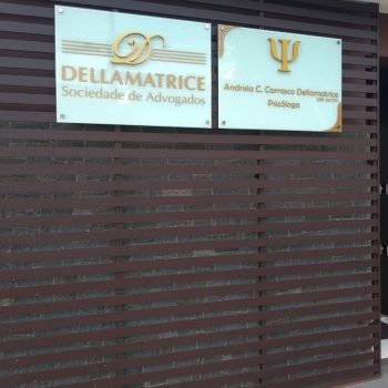 dellamatrice-painel-vidro-letra-bloco